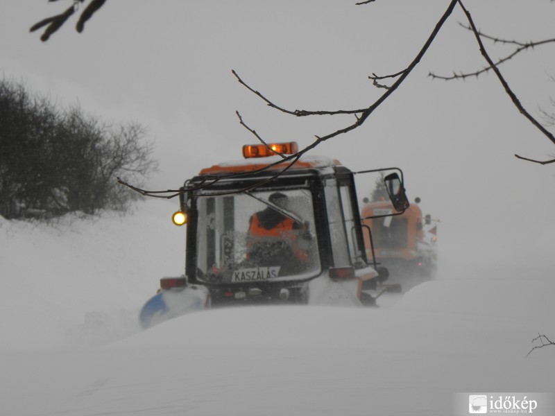 Munkagép kerekéig ért a hófal!