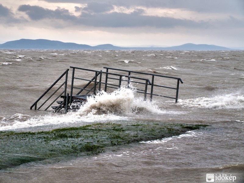 Kilépett a Balaton a medréből