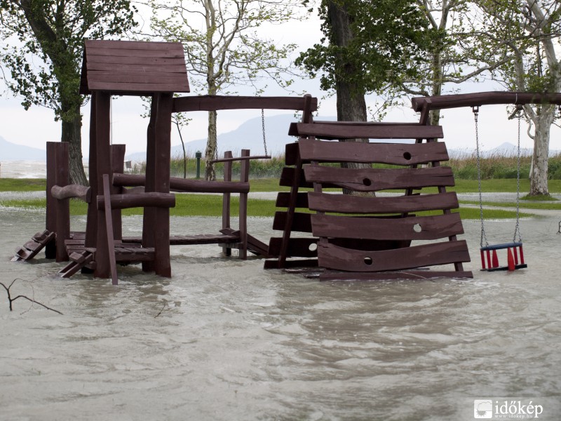 Gyerekek helyett a víz uralja a játszóteret!