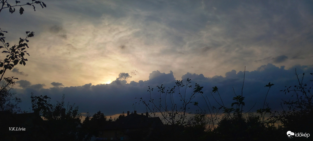 Tornyosuló a naplementében