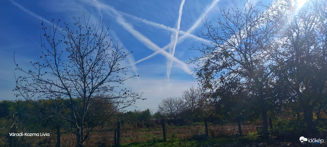 Kondenzcsíkok találkozása