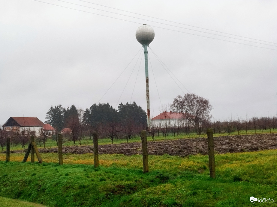 Víztározó hátterében a Válly kastély 