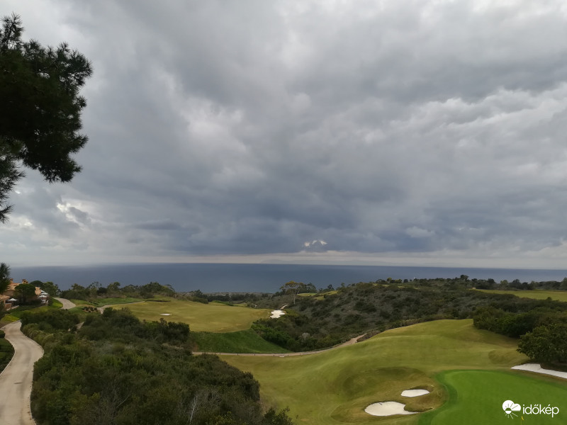 Háttérben az óceán