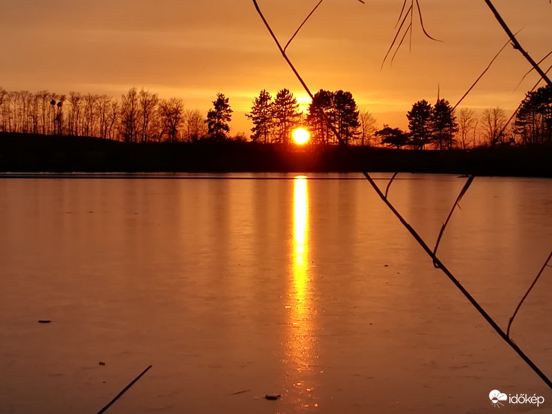 Első naposzlop a jéghártyán