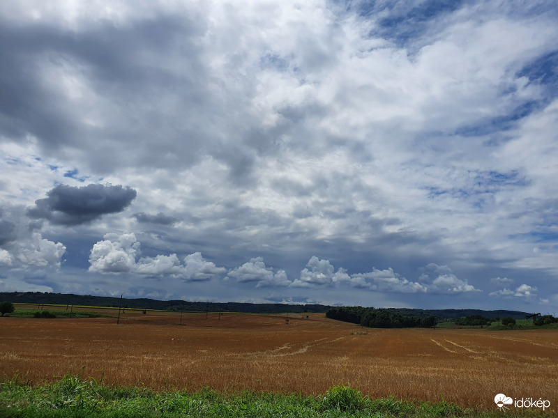 Szépen sorban úsznak az égen...