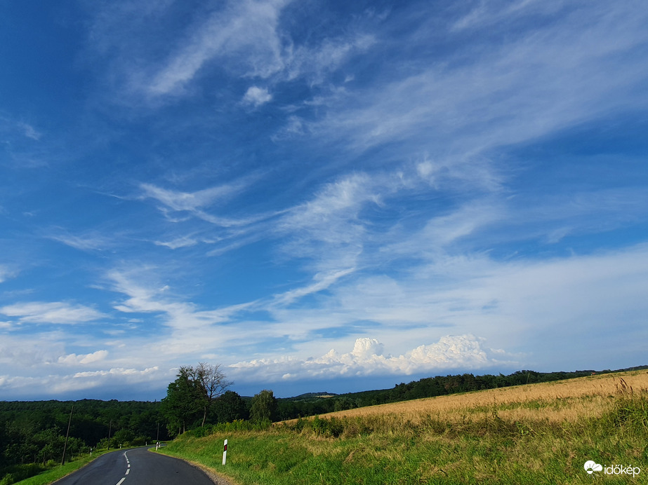 Lehetnének hegyek...vagy inkább esőfelhők...de egyik sem :(