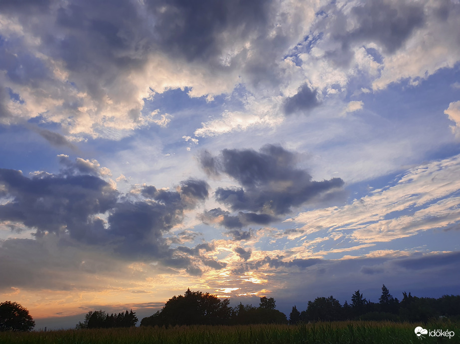 Szerdai felhős napnyugta