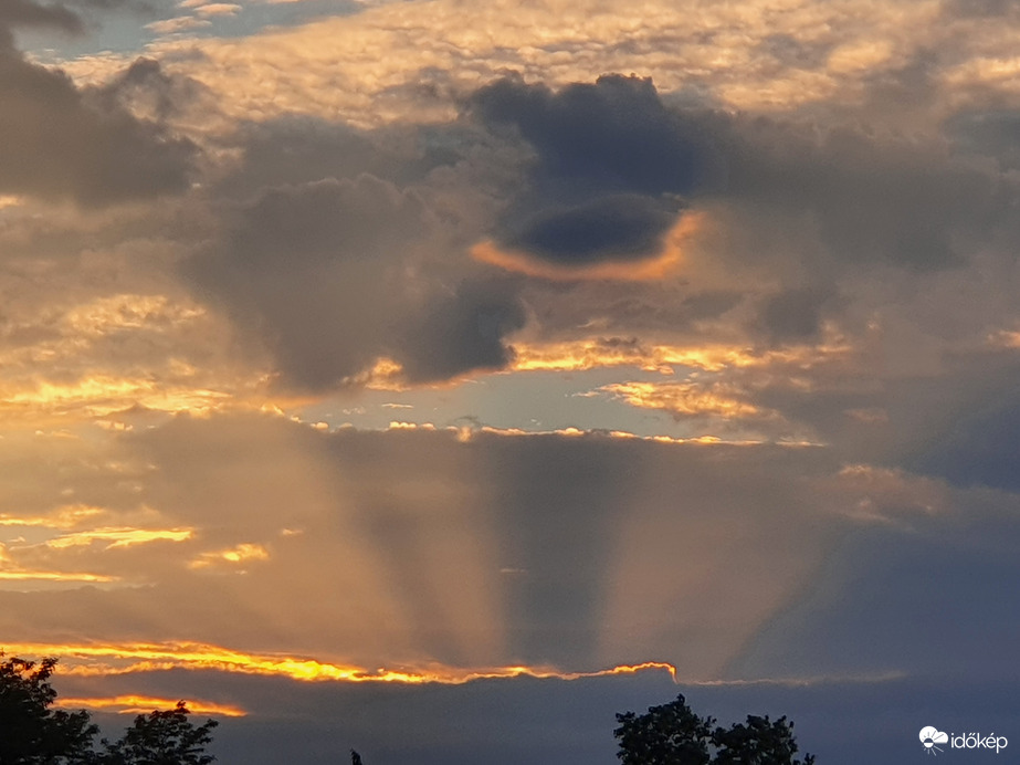 Szerdai utolsó napsugarak...kukucskálnak