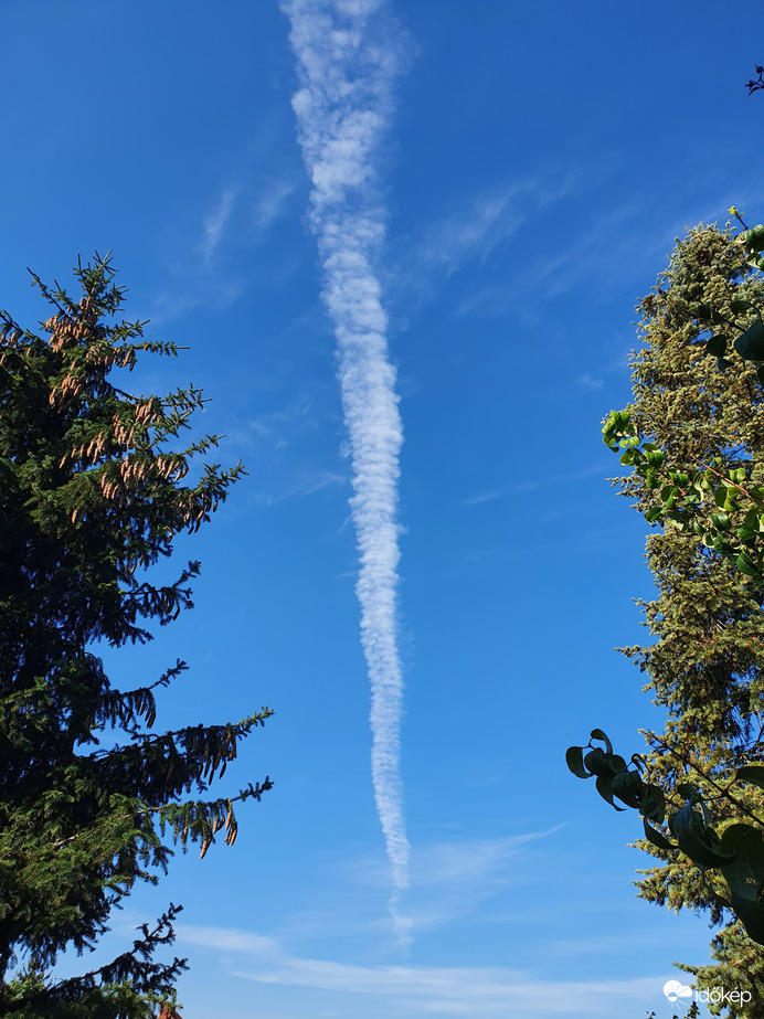 Csak a kondenzcsík takarja a kék eget