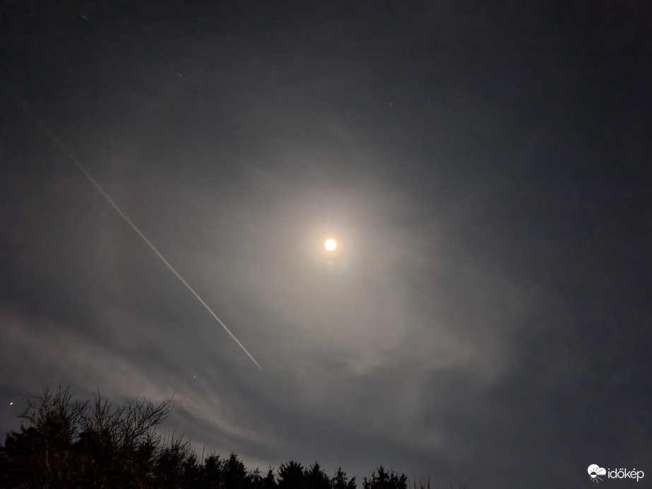 Részlet egy halvány holdhalóból 11.08.