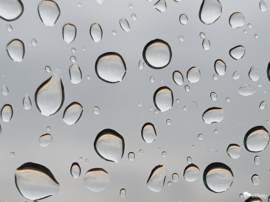 Esős csütörtök délután nyomai