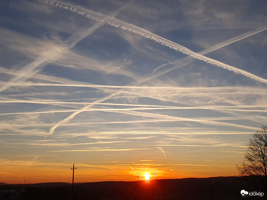 Pénteki napnyugta...hatalmas égi forgalommal