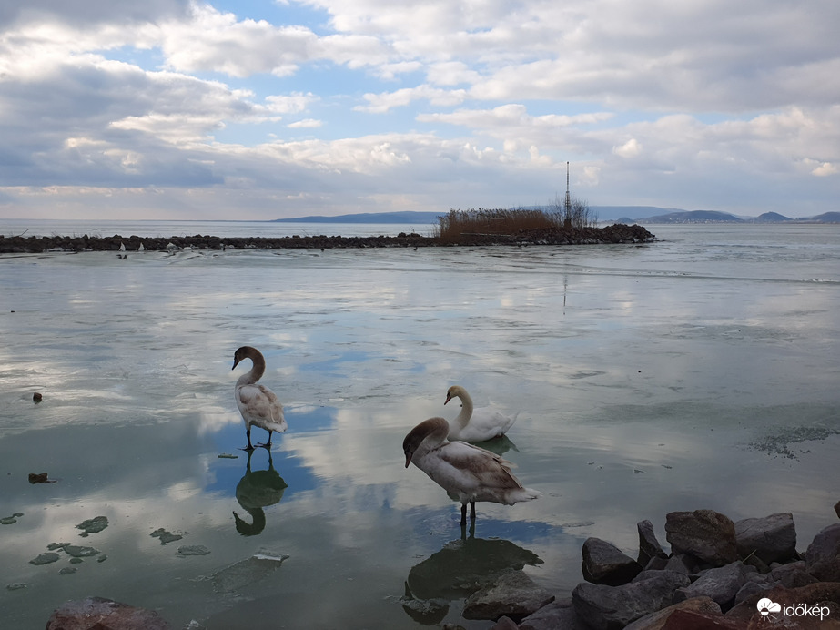 Vasárnap ebéd utáni pihi a jégen...