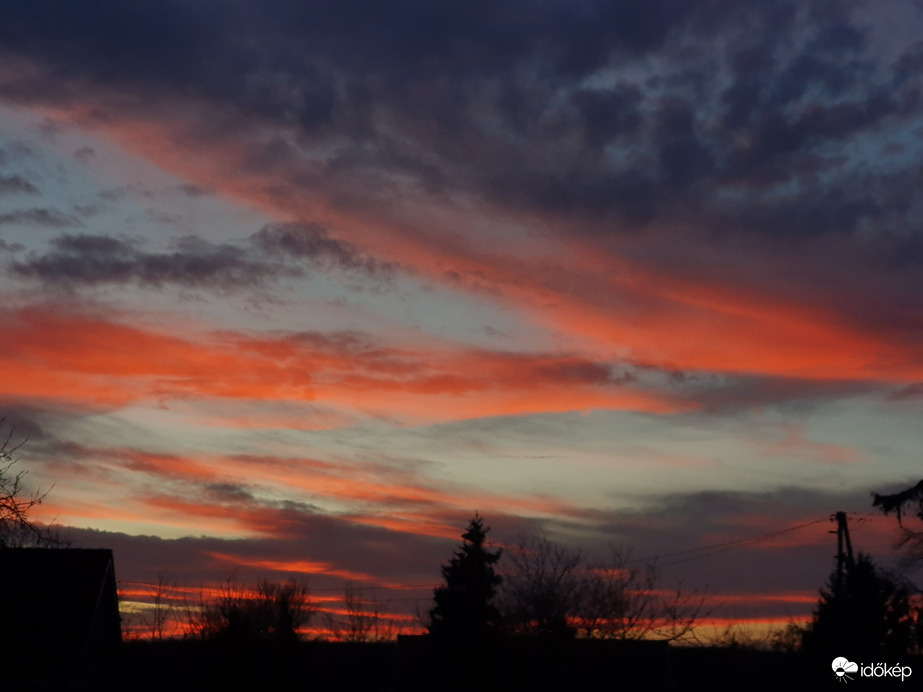 Hétfő esti tüzes búcsú