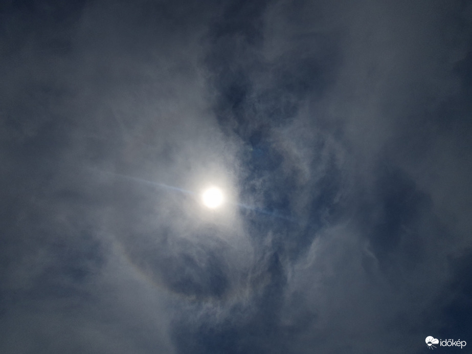 Halvány halórészlet délben 06.20.