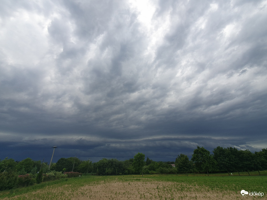 Így közelített...