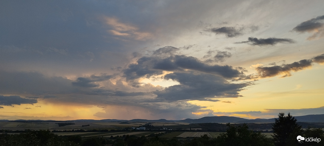 Cserhát felett zápor után naplementében 