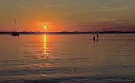 Festménybe illő napfogyatkozás naplementekor a Chiemsee-nél