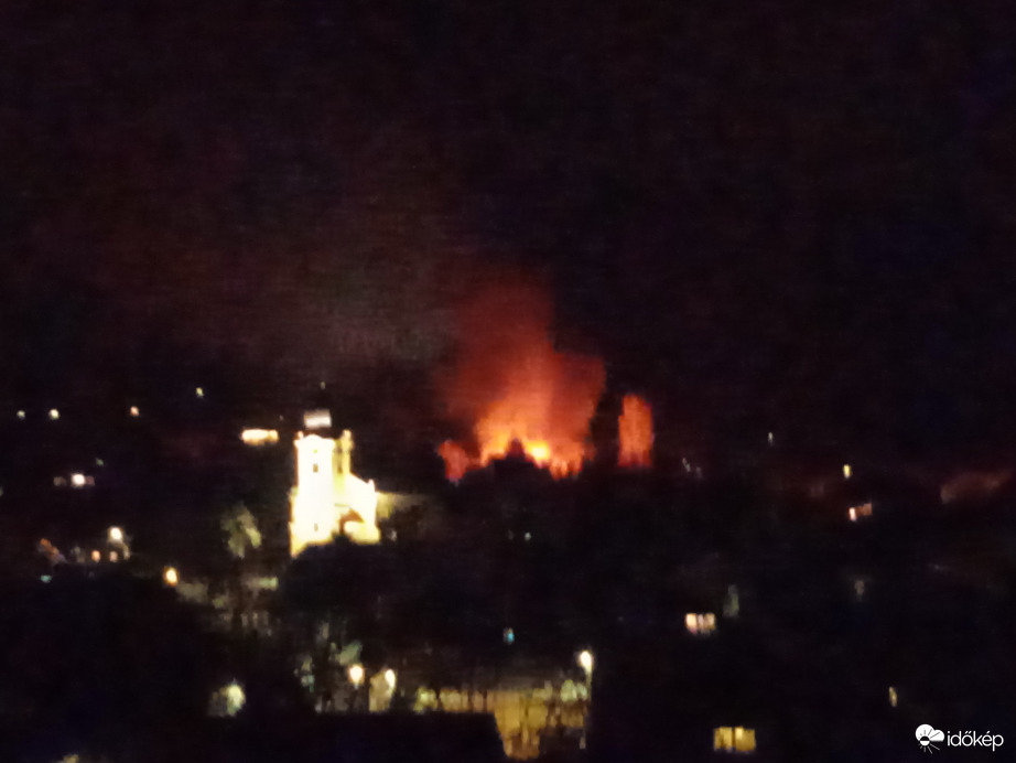 Lángol (valószínűleg) egy ház Pilisborosjenőn