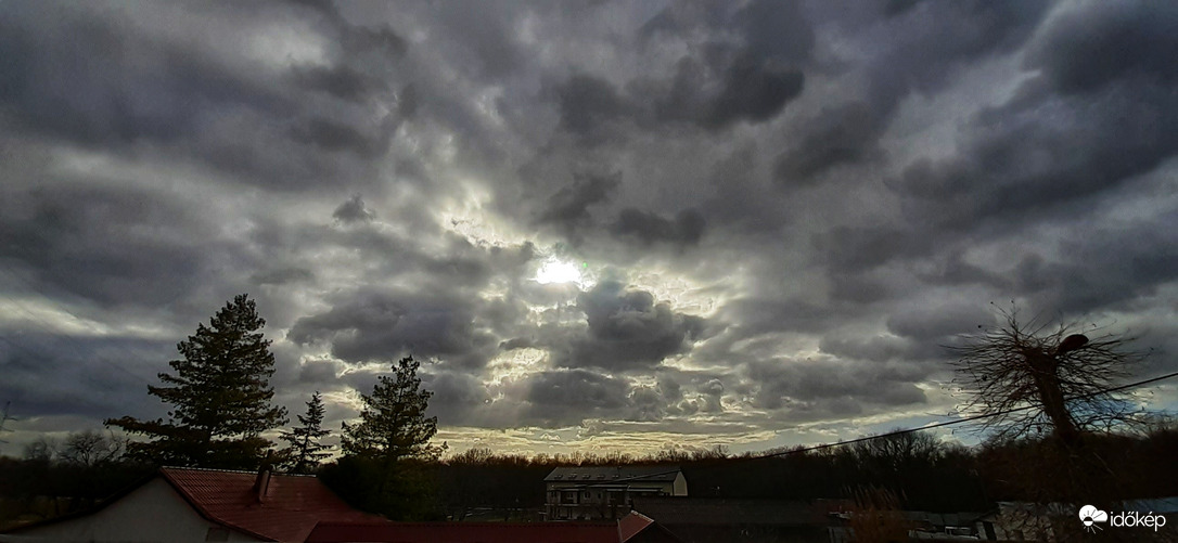 Szeged felhős-szeles 9°C
