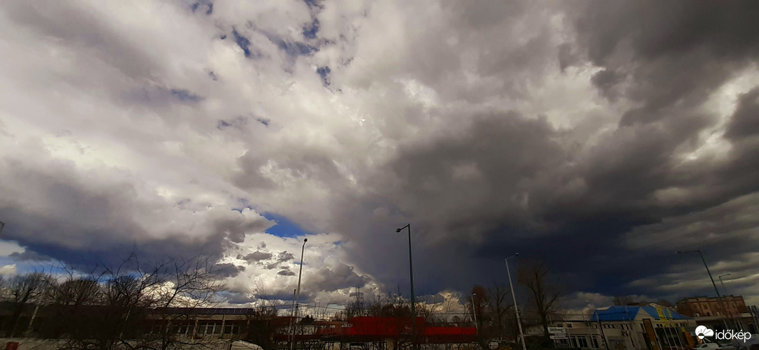 Szeged dörög-villámlik.. :o