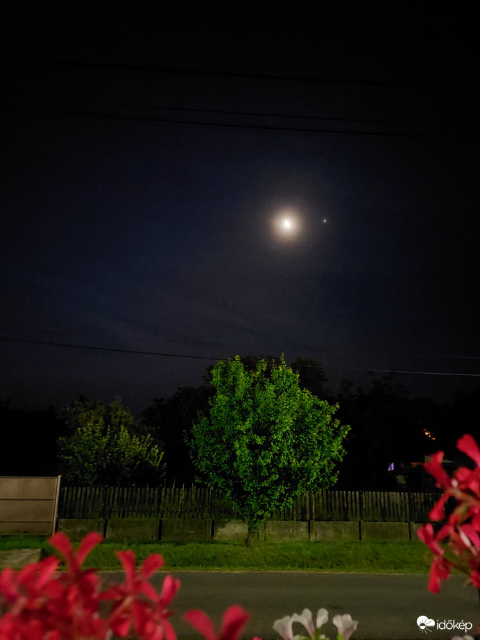 Hanali hold aminél látszik a füst 