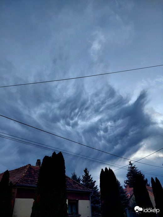 Hullámzó felhők 