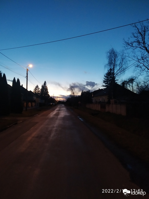 Fekvő cica felhő napnyugtában 