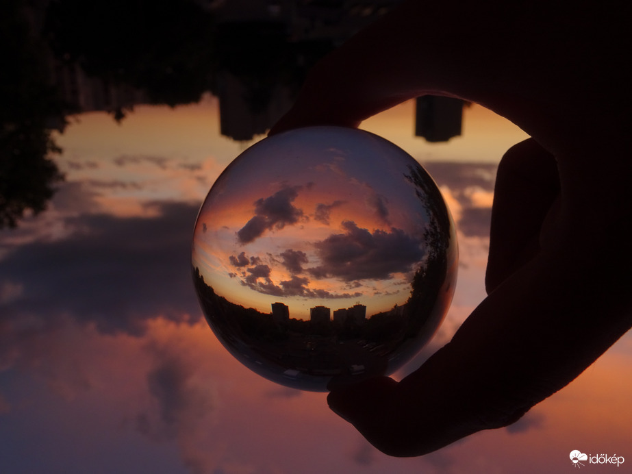 Gömbbe zárt naplemente 