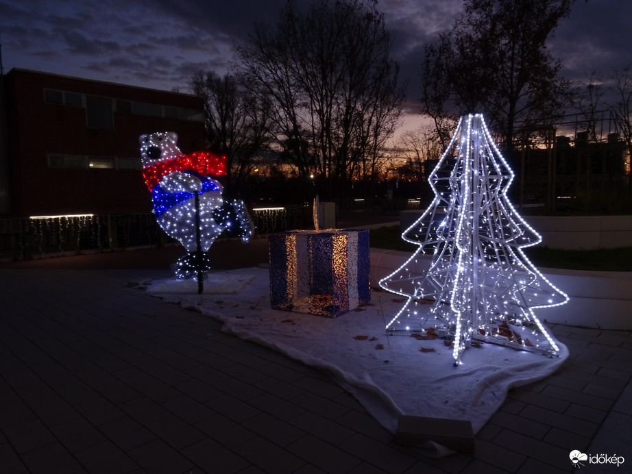 Karácsonyi díszek a téren... 