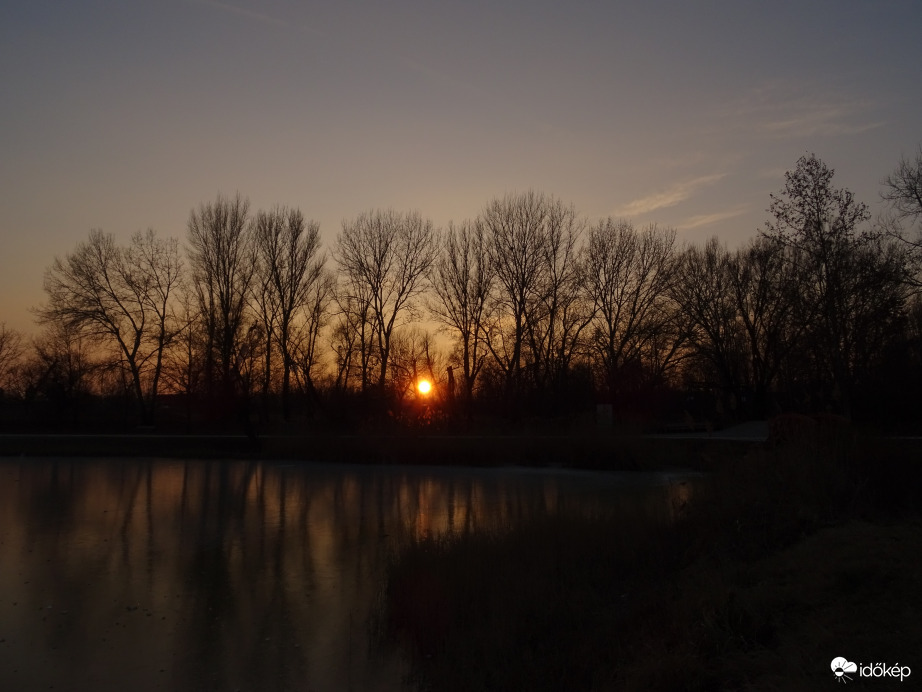 Csónakázó tó naplementében...