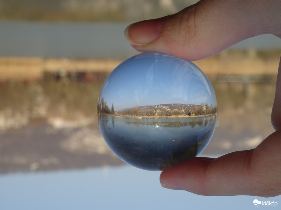 Gömbbe zárt Csónakázó tó 