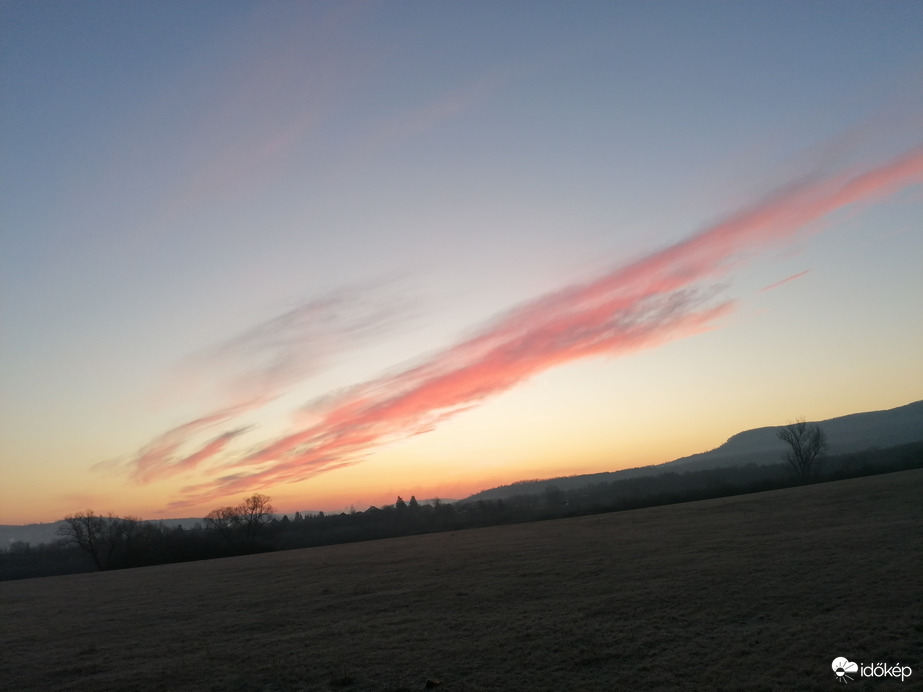 Napkelte előtti színek