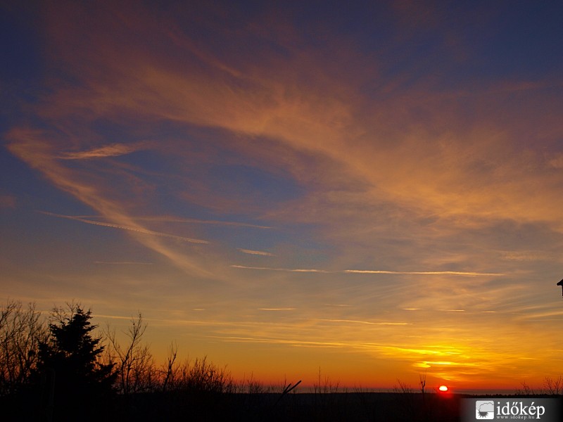 Köd fölötti naplemente