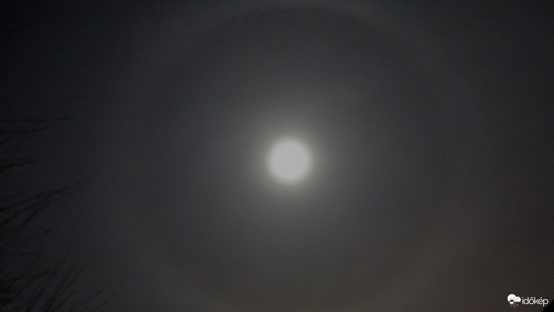 Ma éjjeli holdhaló.