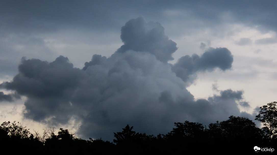 "Szerintem arról jön a zivatar."
