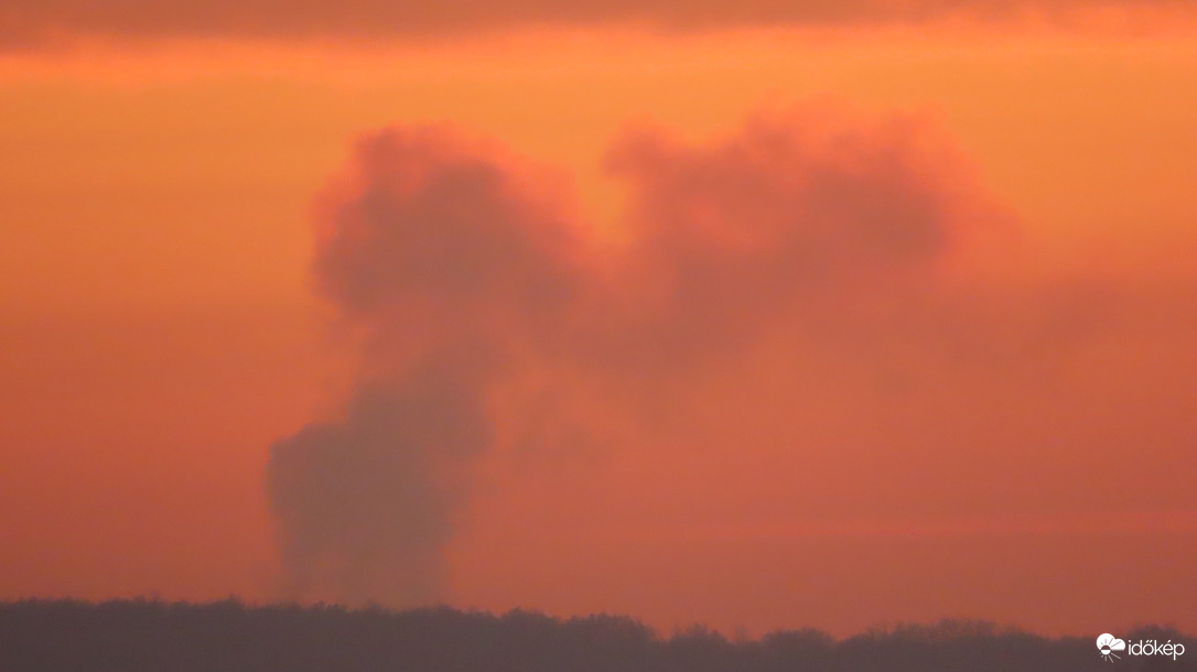 Hatalmas füst gomolygott Pest felé nézve.