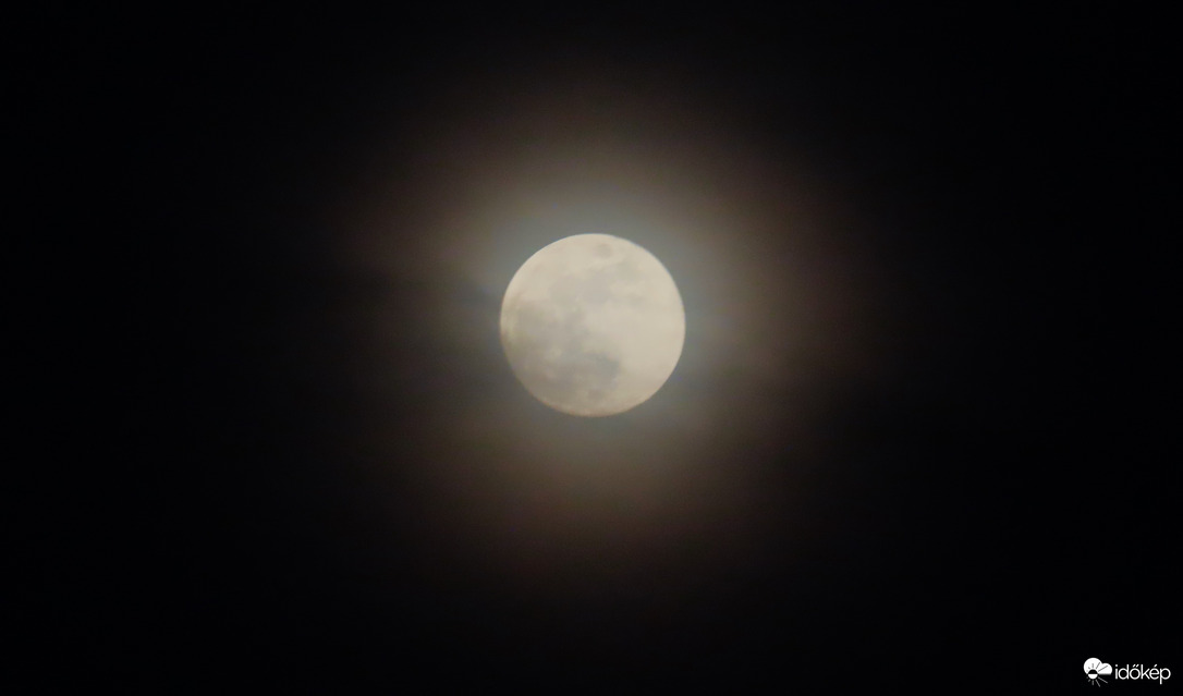 Felhők mögött a hold.