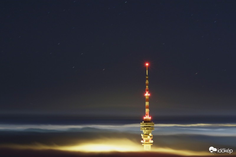 Tv torony éjszaka ködben.