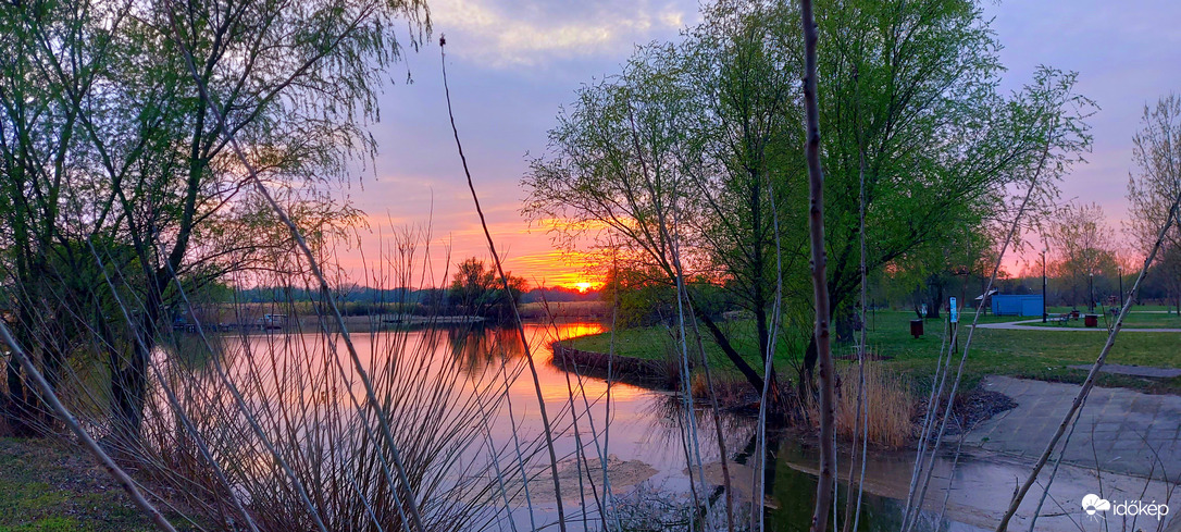 Csodálatos színek a naplementében a Tisza-tónál