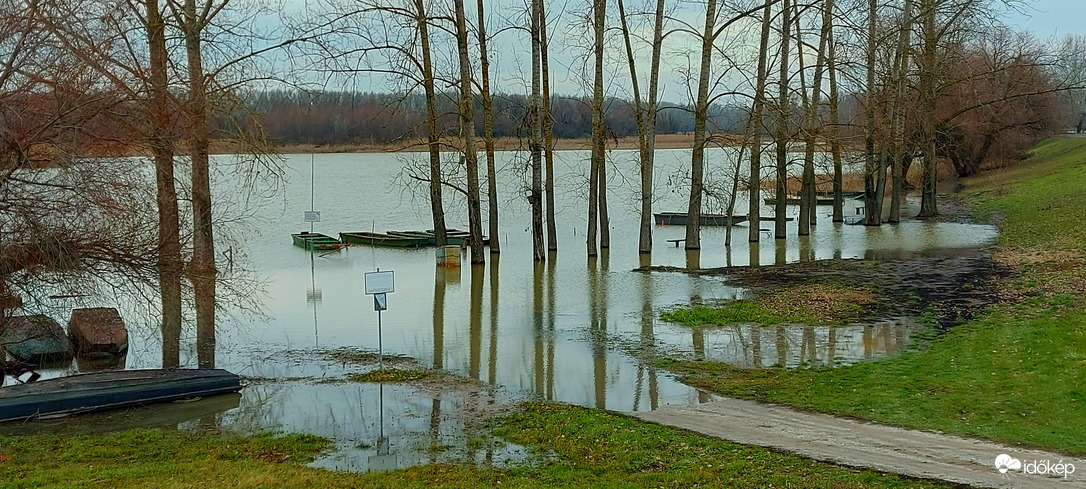 Kilépett medréből a Tisza‼️ A kép Tiszafüreden készült2023. 12. 21-én.