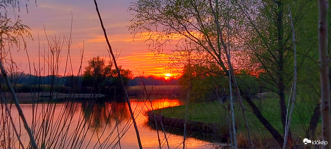 Csodálatos színek a naplementében a Tisza-tónál