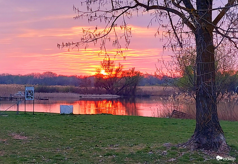 Csodálatos színek a naplementében a Tisza-tónál