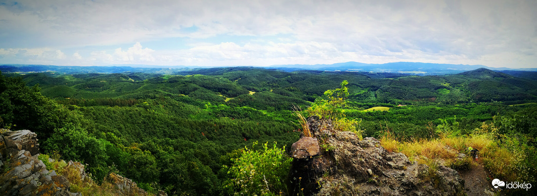 Nagy-kő panorámája a Medves határán.