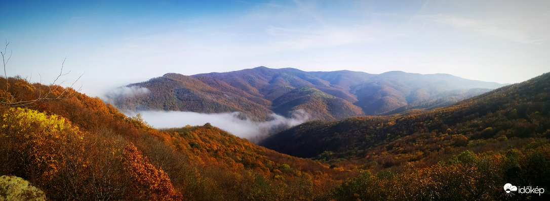 A ködnyelte Börzsöny vonulata