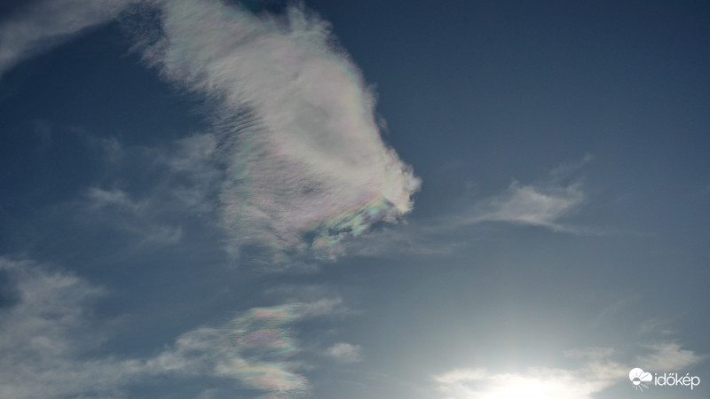 Irizáló felhők 