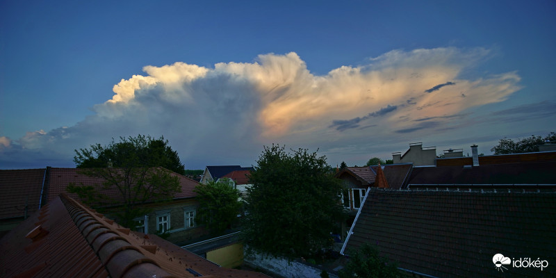 Távolodó zivatarcella.