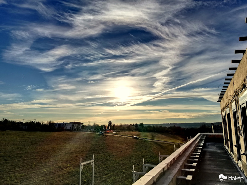 Napkelte utáni égvarázs.