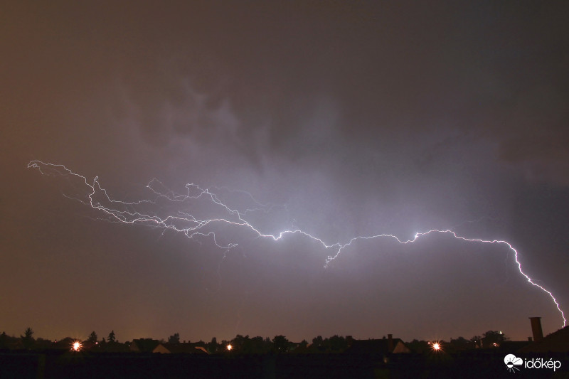 Mammák villámfényben.