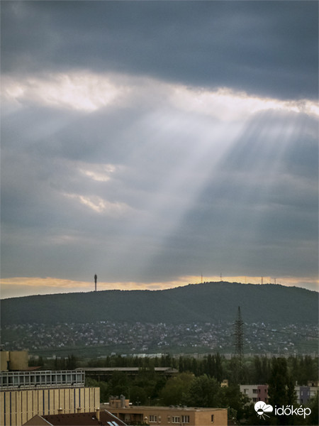 Tyndall-jelenség a Hármashatár-hegy felett